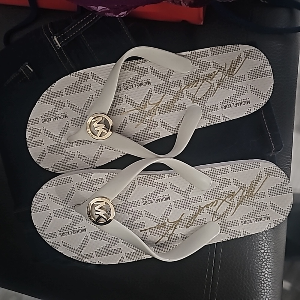 Size 6 Michael Kors flip flops